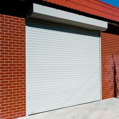 Jak zabezpieczyć bramę garażową na budowie?